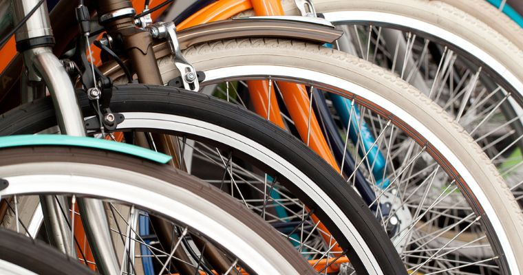 Rijen geparkeerde fietsen bij elkaar (fietsenberging)